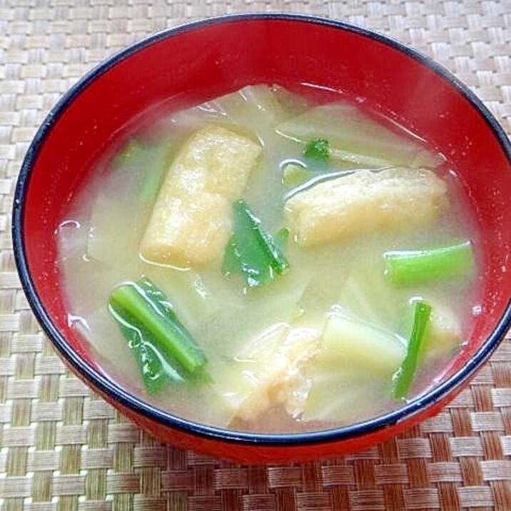 キャベツと油揚げかぶの葉の味噌汁